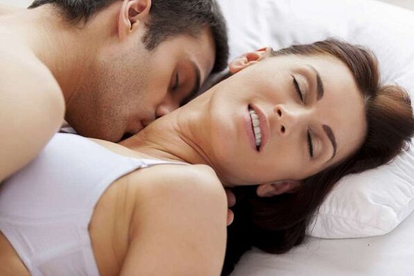 Hombre y mujer animados en la cama
