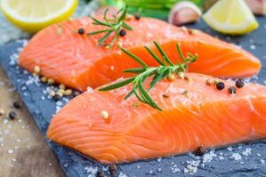 Filete de salmón en la dieta de un hombre con libido disminuida.